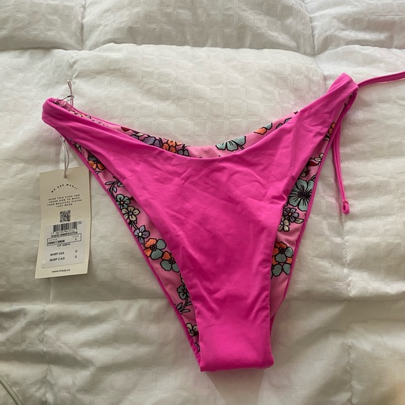 Maaji
Fuchsia Dream Pirouette Sliding
Bikini Top+ bottom sz small 💕 - Picture 6 of 8